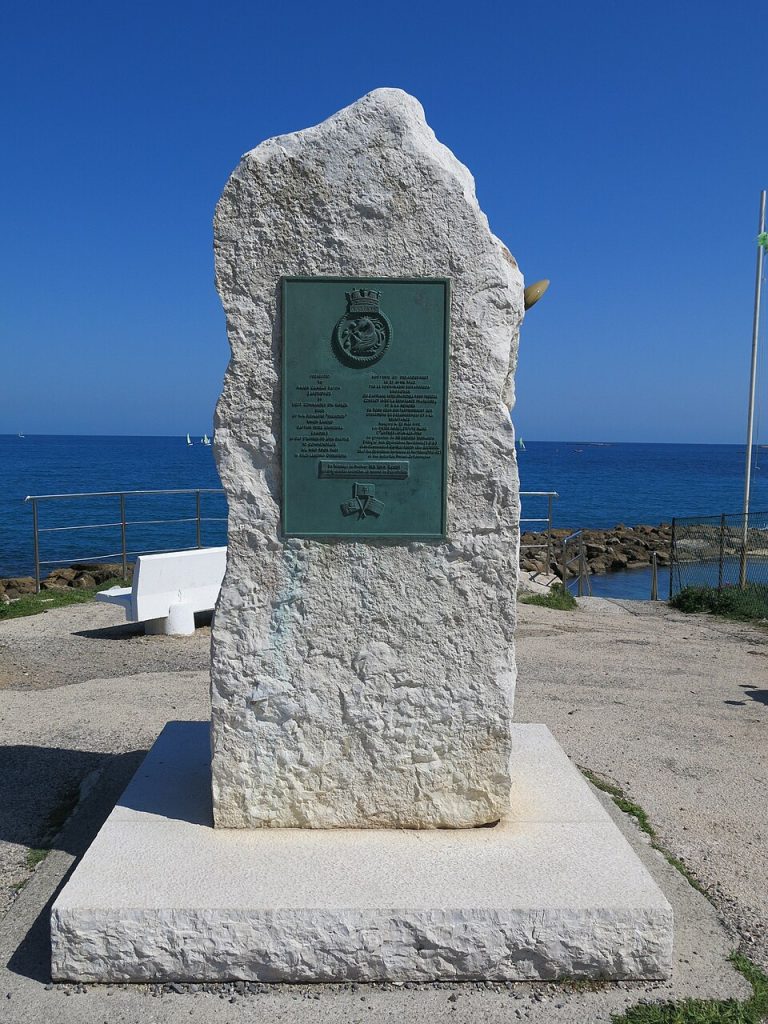 Le monument en mémoire du HMS Unbroken a Antibes